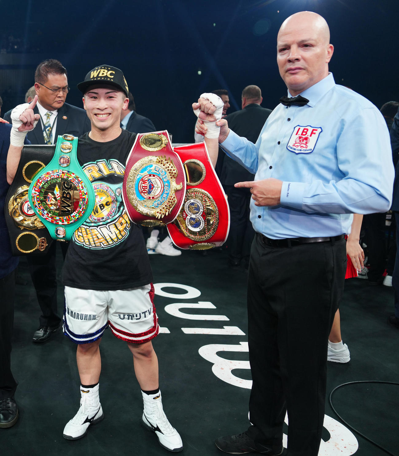 4団体王座統一戦を制し、勝ち名乗りを受ける井上（左）（撮影・江口和貴）