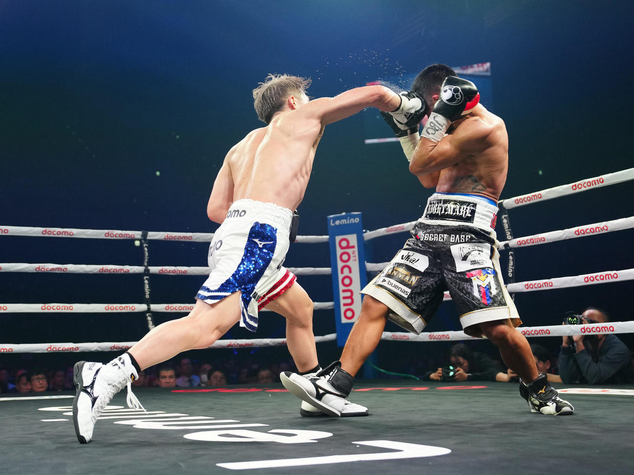 10回、タパレス（右）にパンチを放ち、からダウンを奪う井上（撮影・江口和貴）