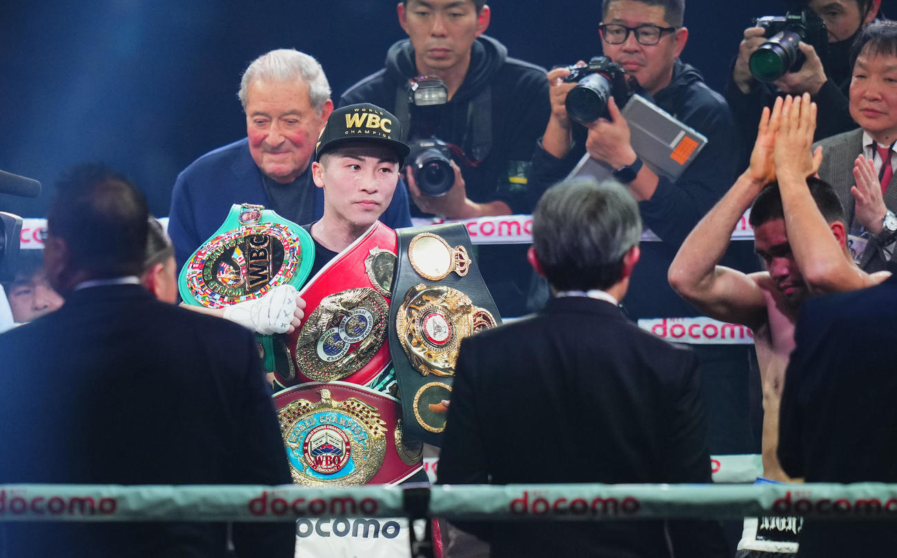 10回、タパレス（右）にKO勝ちをし、ベルトを体に巻く井上（撮影・菅敏）