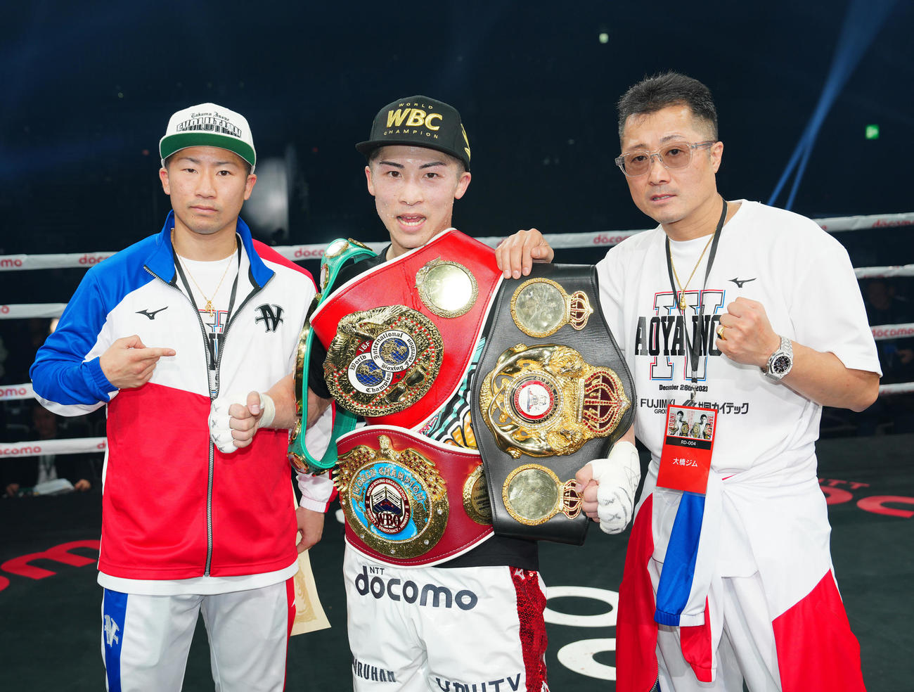 4団体王座統一戦を制し、父真吾トレーナー（右）と弟拓真（左）と写真に納まる井上尚（撮影・江口和貴）