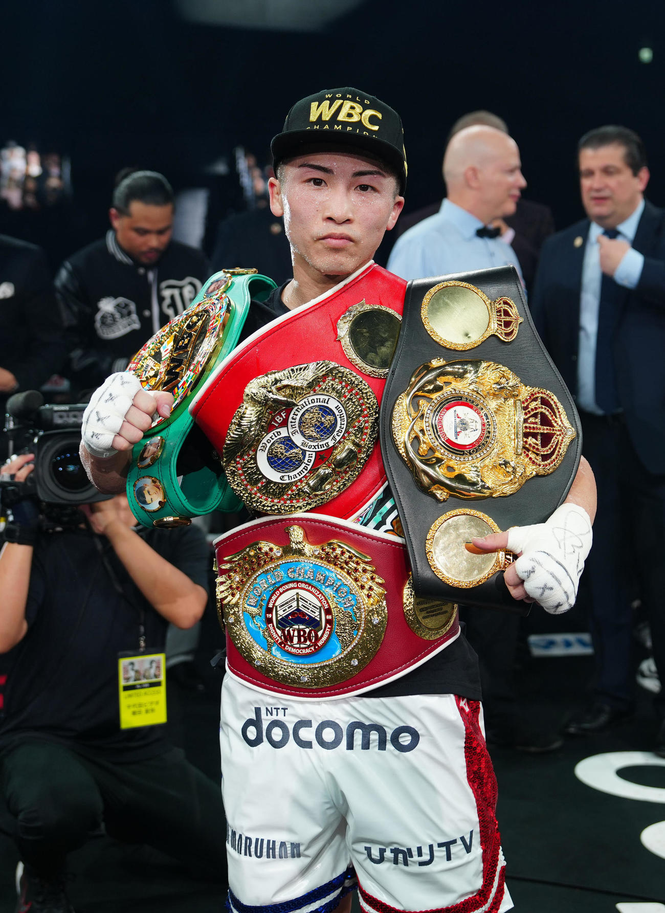 4団体王座統一戦を制し、4つのベルトをまとい記念撮影をする井上（撮影・江口和貴）