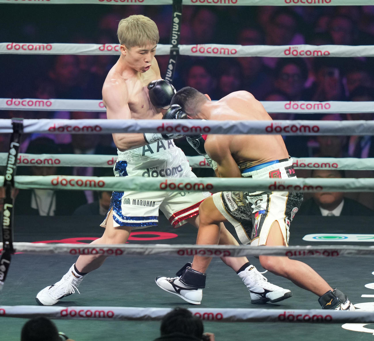 井上対タパレス　1回、タパレス（右）を攻める井上（撮影・鈴木みどり）