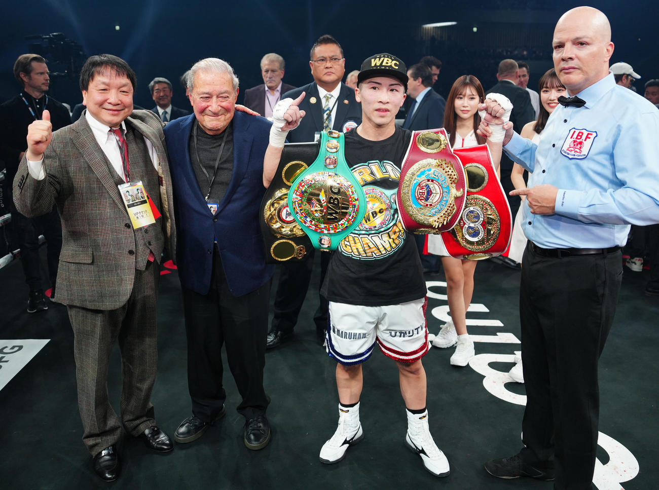 4団体王座統一戦を制した井上（中央右）。左から大橋ジム大橋会長、アラム氏（撮影・江口和貴）