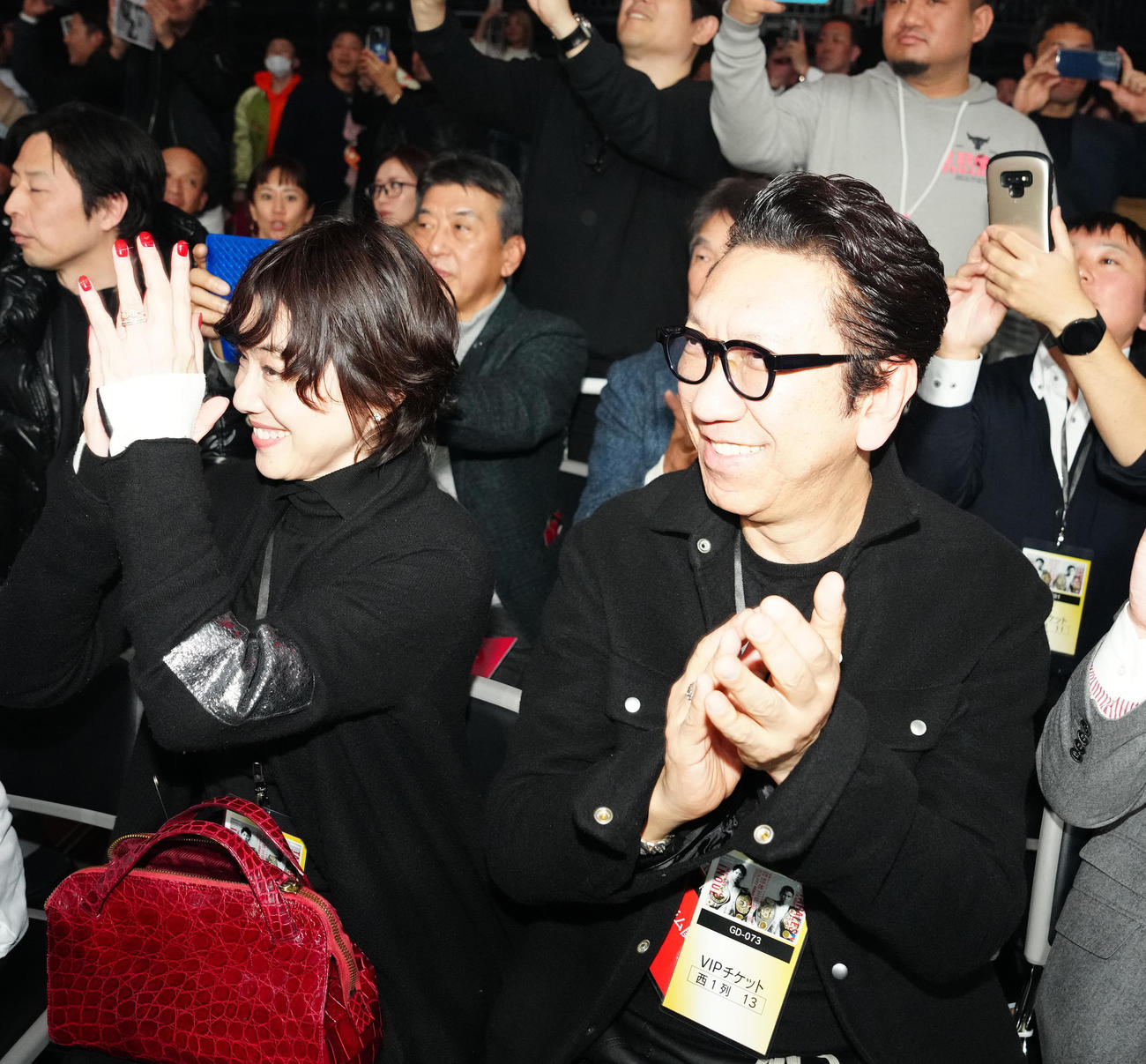 勝利した井上尚弥を祝福する布袋寅泰（右）、今井美樹夫妻（撮影・江口和貴）