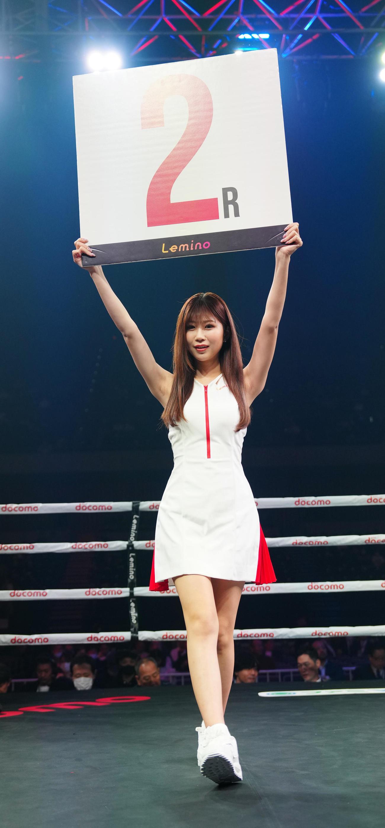 リングを彩るラウンドガールの日南まみ（撮影・江口和貴）