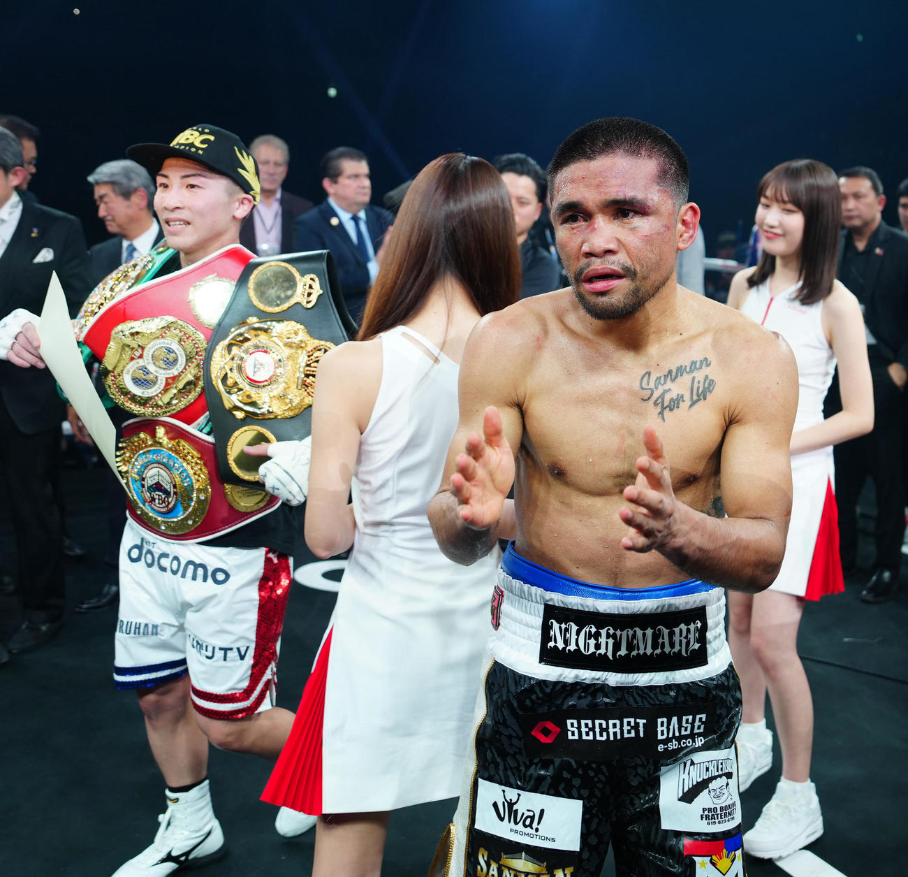 試合後、あいさつするタパレス（右）。左は井上（撮影・江口和貴）