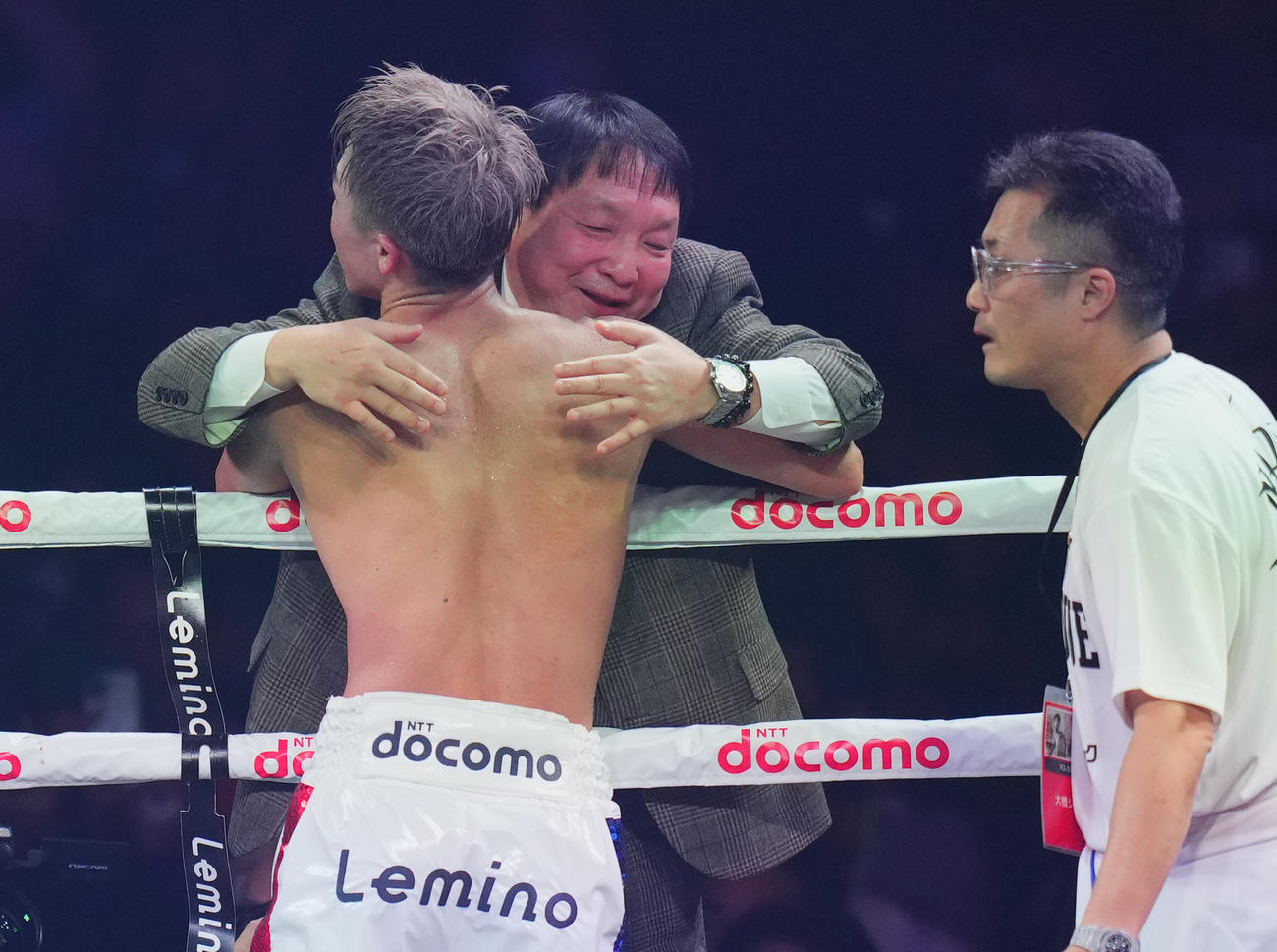 タパレスを破った井上（左）を抱き締める大橋会長（撮影・菅敏）