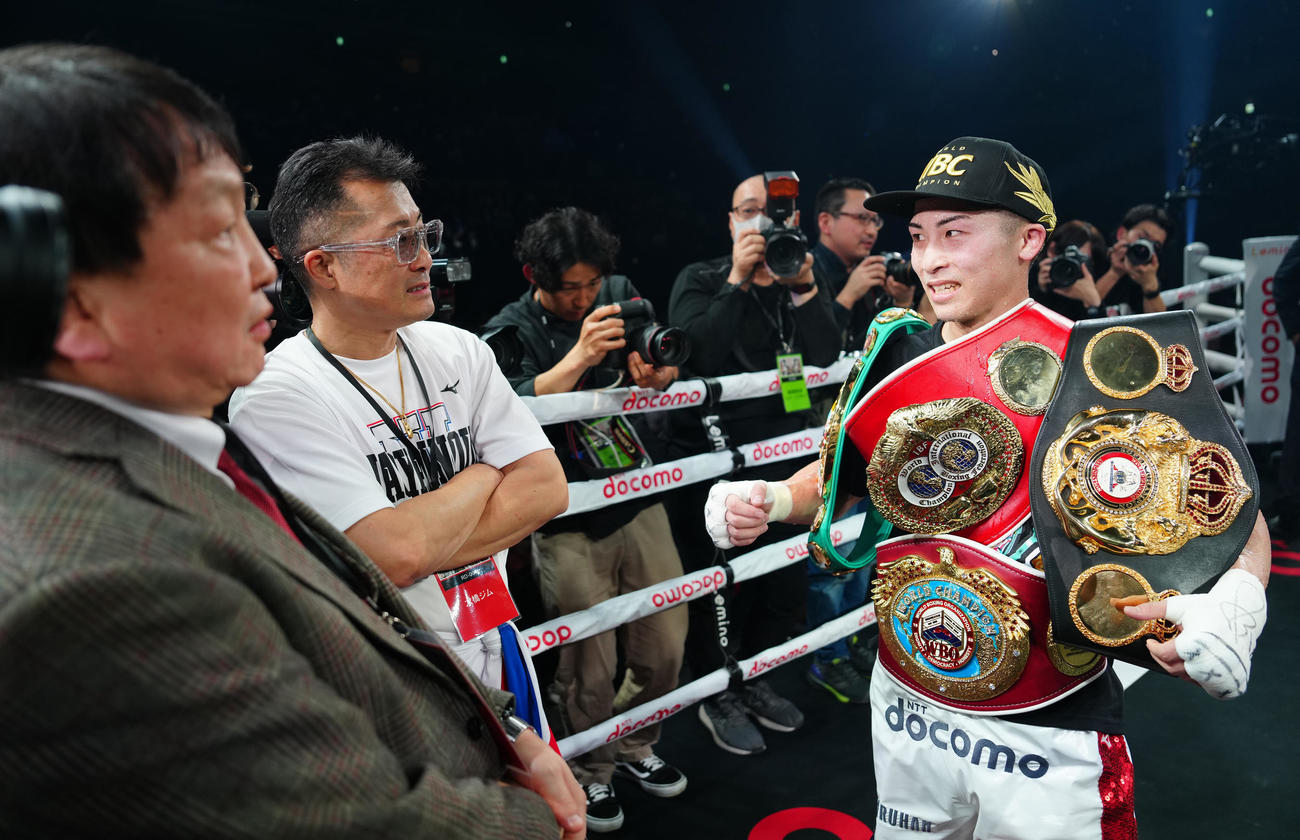 試合後、左から大橋会長、父の真吾トレーナーと言葉を交わす井上（撮影・江口和貴）