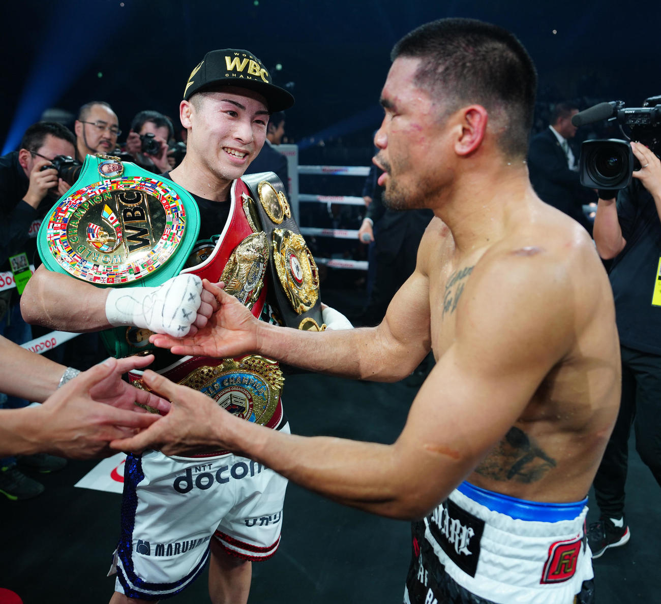 試合後、タパレス（右）をねぎらう井上（撮影・江口和貴）