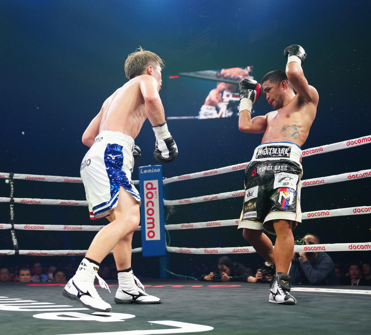 10回、タパレス（右）にパンチを放ち、からダウンを奪う井上（撮影・江口和貴）