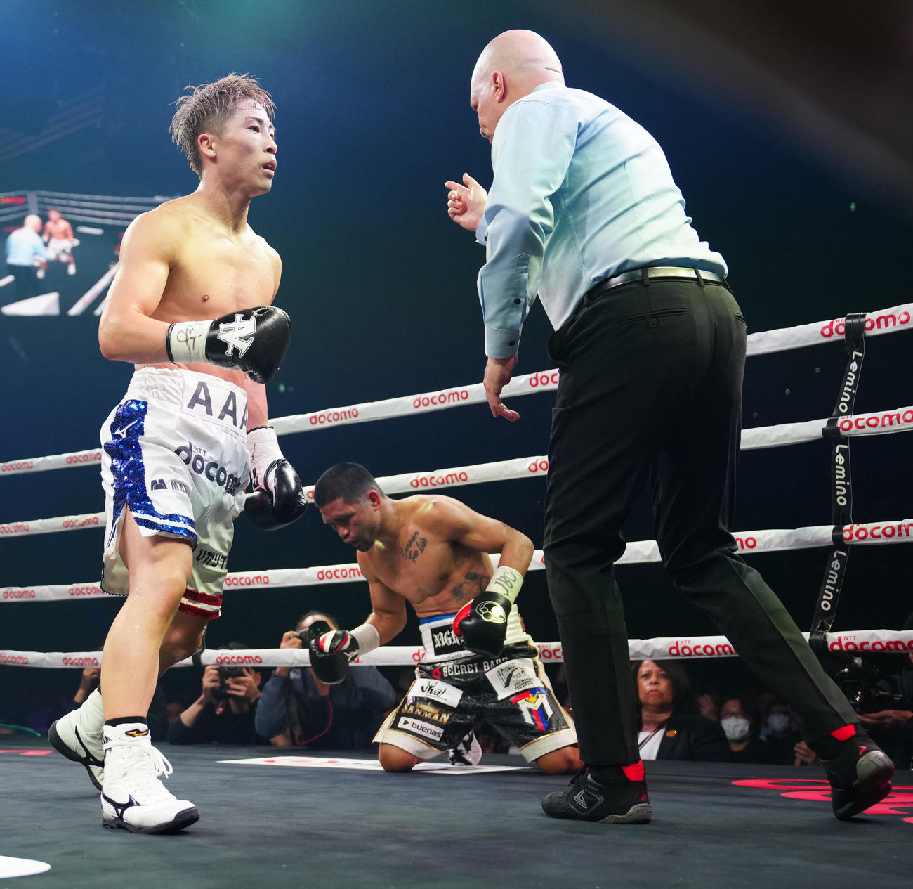 10回、タパレス（中央）からダウンを奪う井上（撮影・江口和貴）