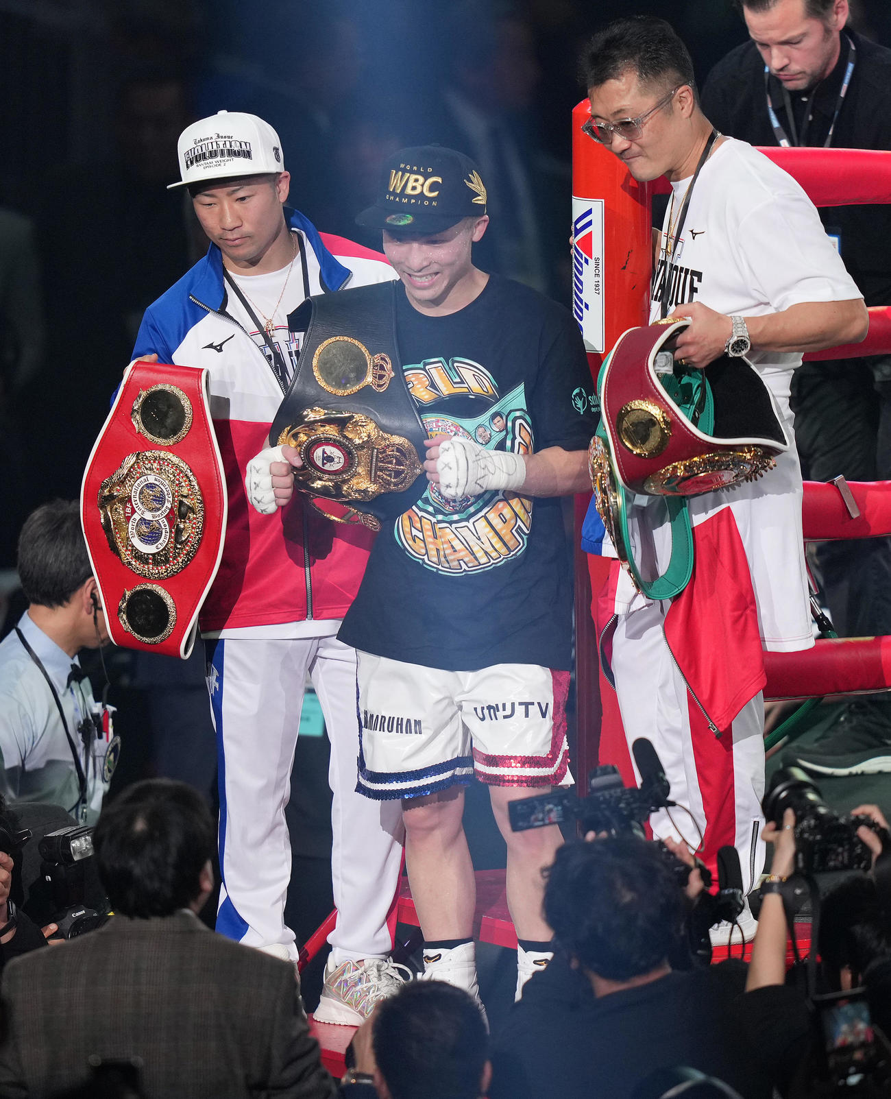 タパレスに10回KO勝ちで4団体王座統一した井上尚（中央）は父真吾トレーナー（右）、弟拓真と記念撮影（撮影・鈴木みどり）