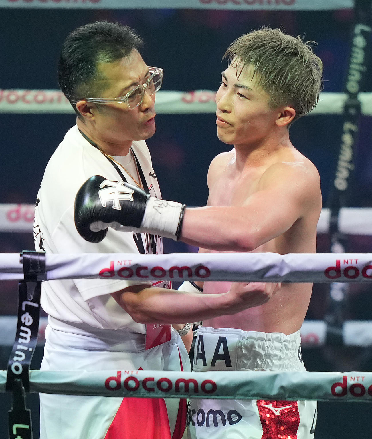 井上対タパレス　タパレスに10回KO勝ちで4団体王座統一を果たした井上（右）は父真吾トレーナーと抱き合い喜ぶ（撮影・鈴木みどり）