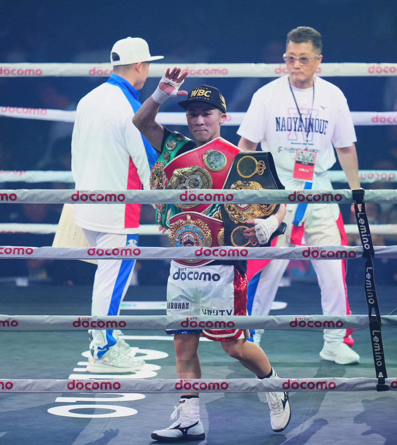 10回、タパレスをKO勝ちをし、ベルトを巻きファンの歓声に応える井上（撮影・菅敏）