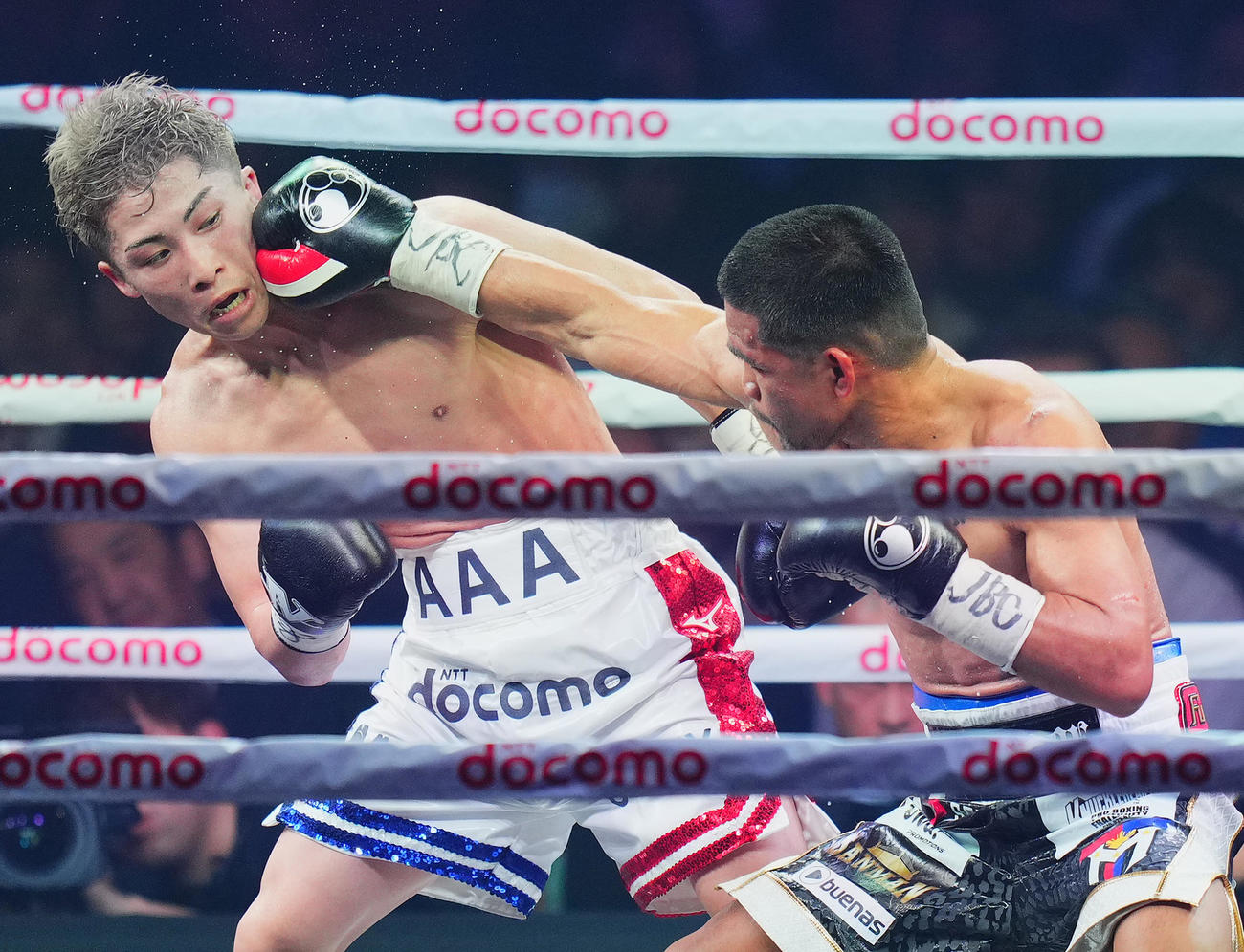 8回、タパレス（右）に右ストレートを食らう井上（撮影・菅敏）