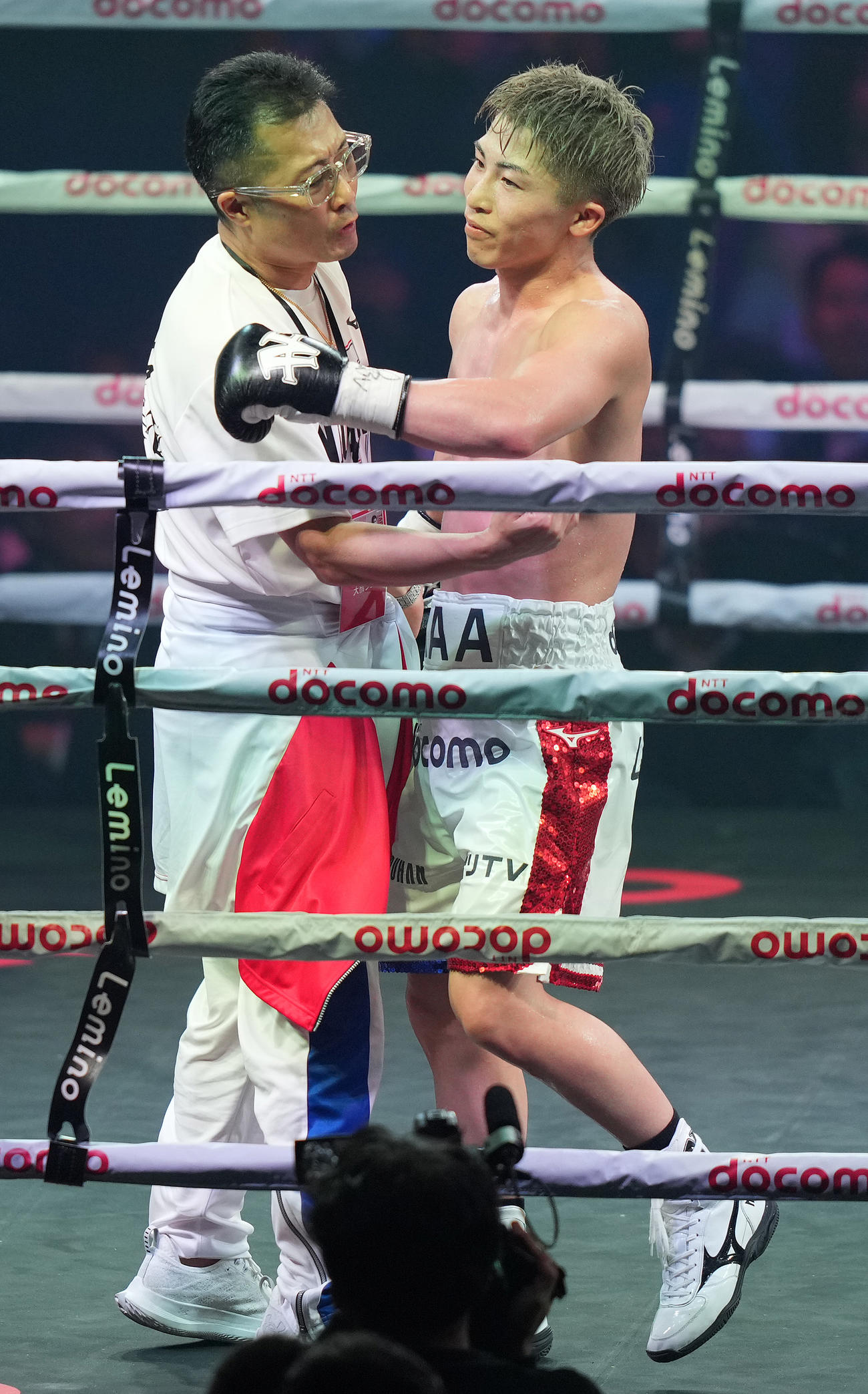 井上対タパレス　タパレスに10回KO勝ちで4団体王座統一した井上尚（右）は父真吾トレーナーとハグ（撮影・鈴木みどり）