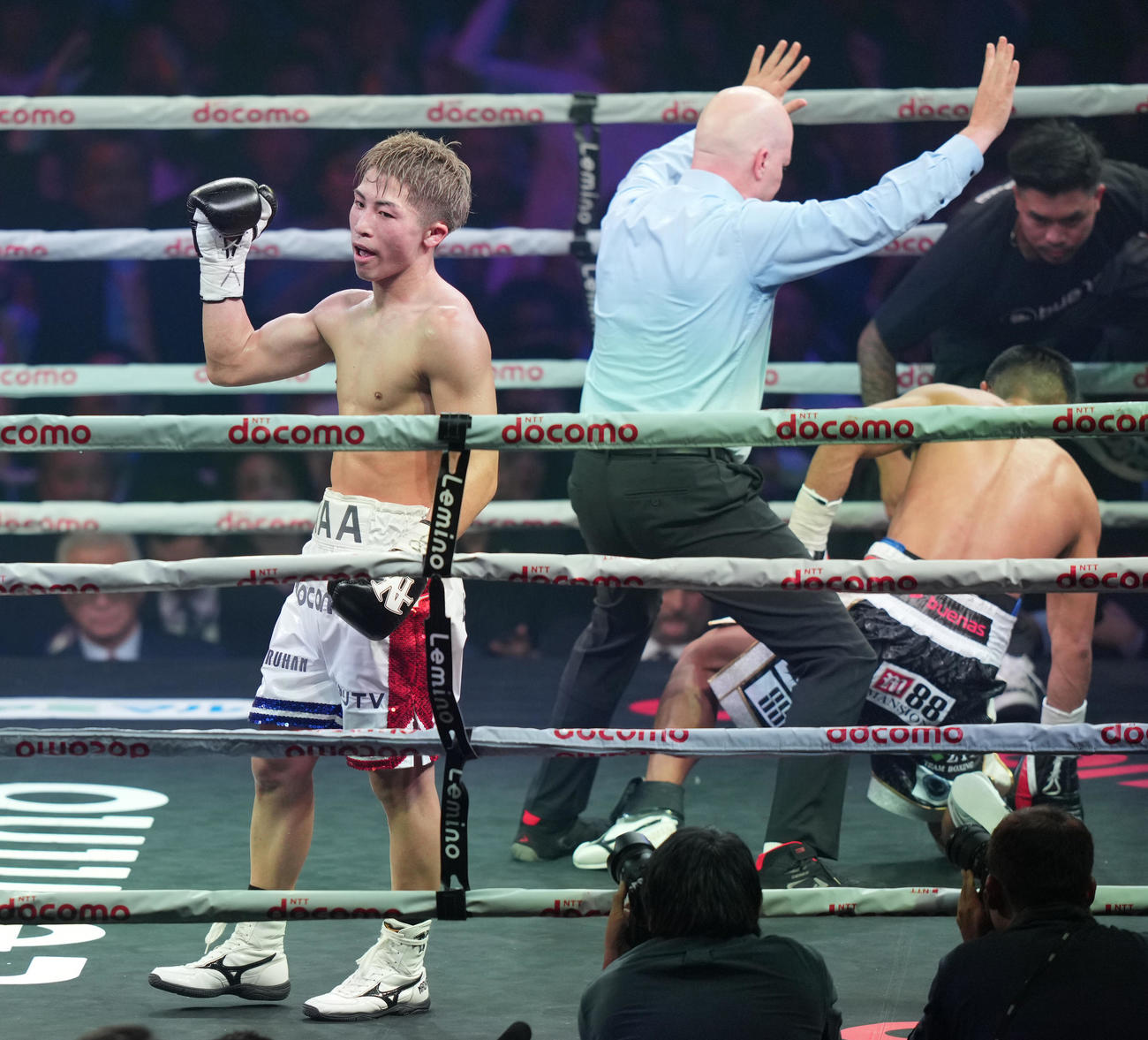 井上対タパレス　10回、タパレス（右）に勝利し、ガッツポーズする井上（撮影・鈴木みどり）