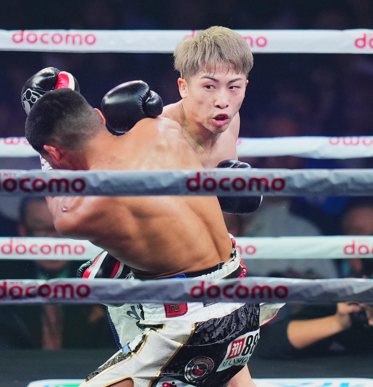 2回、タパレスを攻める井上（撮影・菅敏）