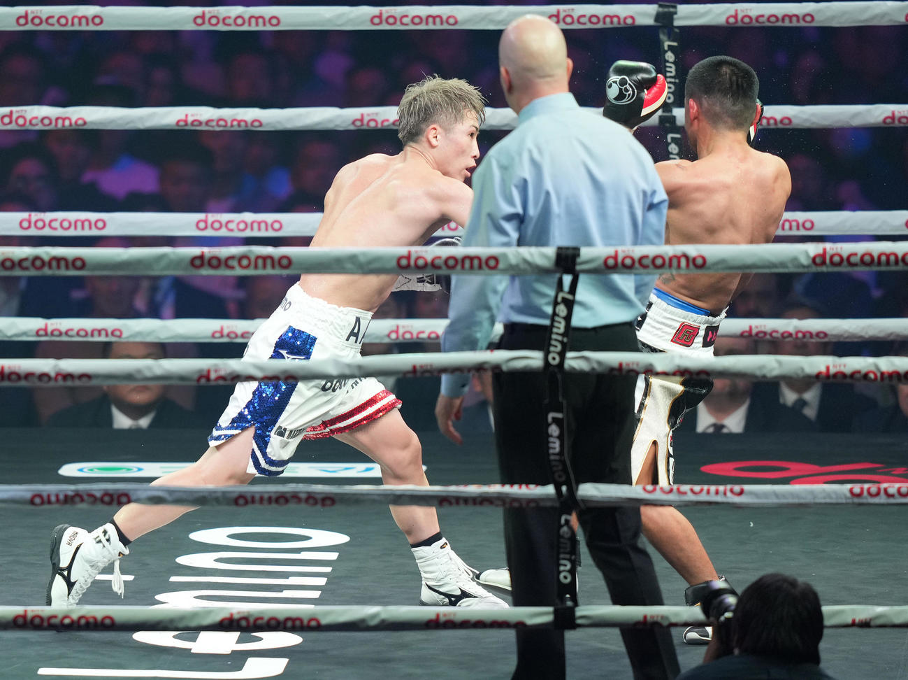 井上対タパレス　10回、タパレス（右）からダウンを奪い、KO勝ちする井上尚（撮影・鈴木みどり）