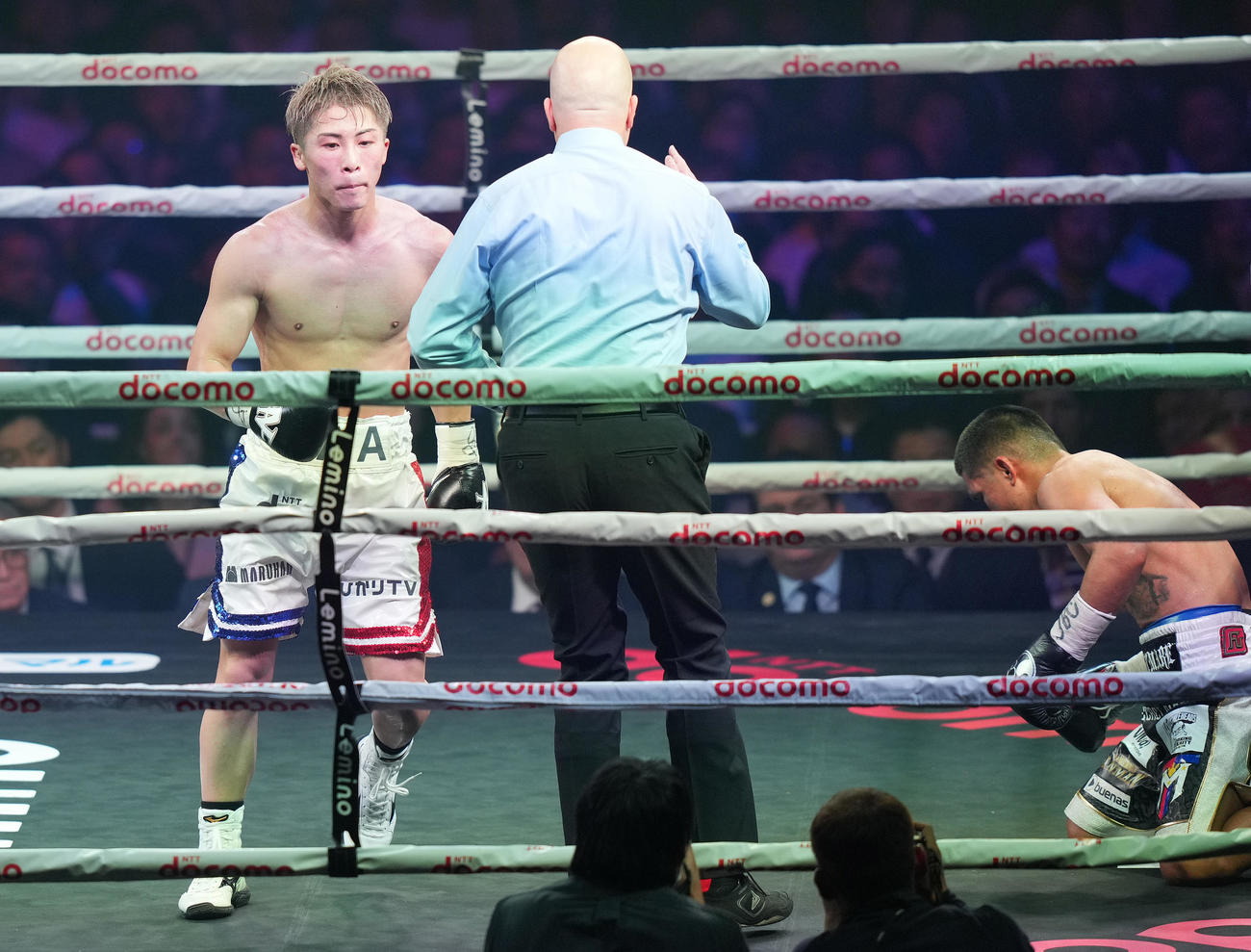 井上対タパレス　10回、タパレス（右）からダウンを奪い、KO勝ちする井上尚（撮影・鈴木みどり）