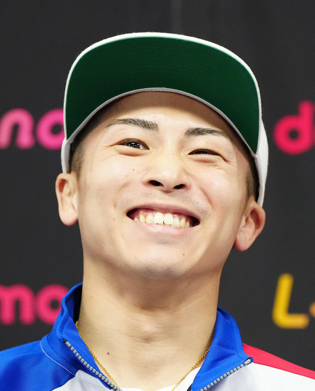 タパレス戦から一夜明け、取材に応じ笑顔を見せる井上（撮影・江口和貴）