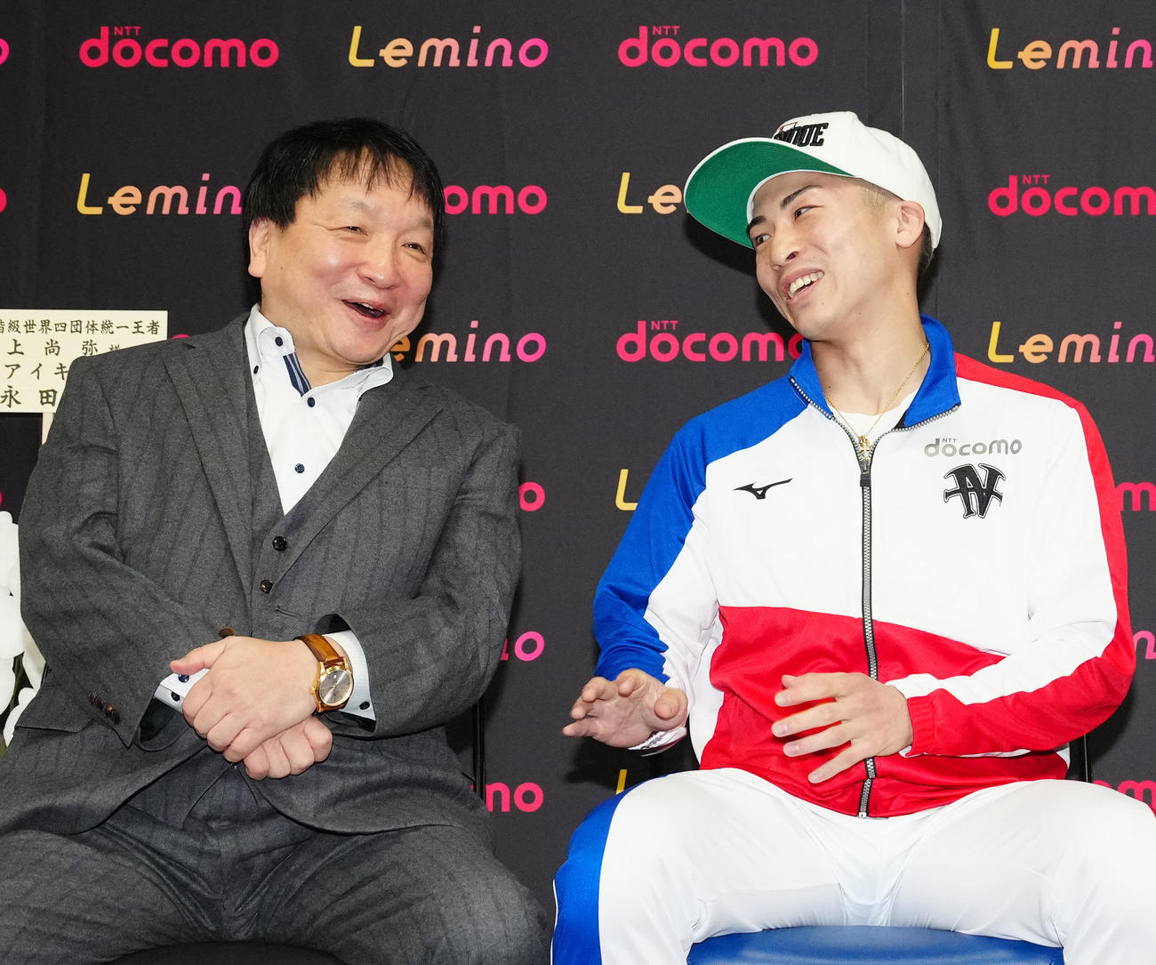 タパレス戦から一夜明け、取材に応じ、大橋ジム大橋会長（左）と言葉を交わす井上（撮影・江口和貴）