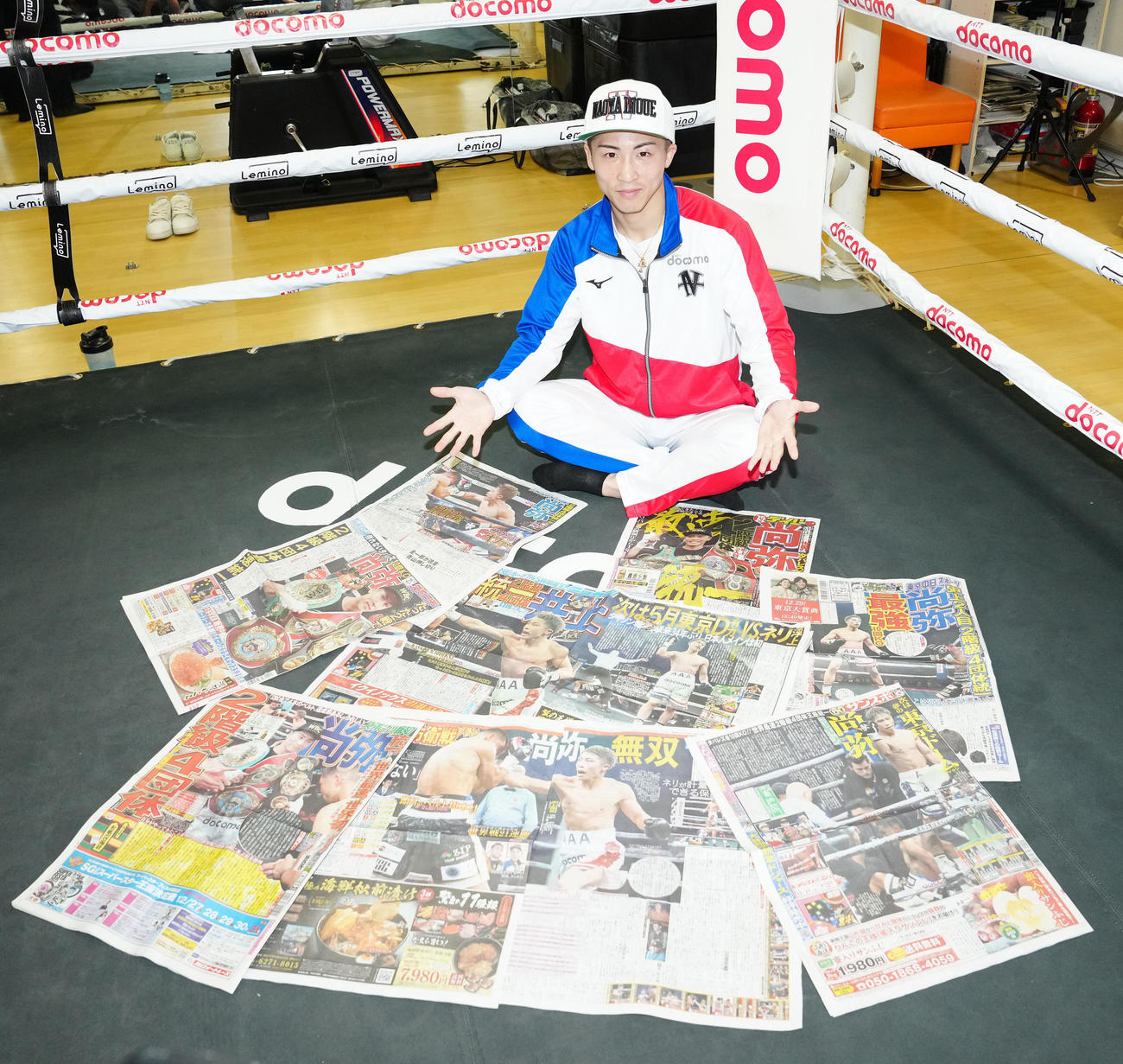 タパレスに勝利した4団体王座統一戦を報じたスポーツ各紙の前に座る井上（撮影・江口和貴）