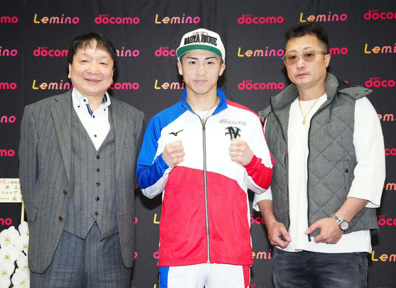 タパレス戦から一夜明け、取材に応じ、大橋ジム大橋会長（左）、父真吾トレーナー（右）と写真に納まる井上（撮影・江口和貴）
