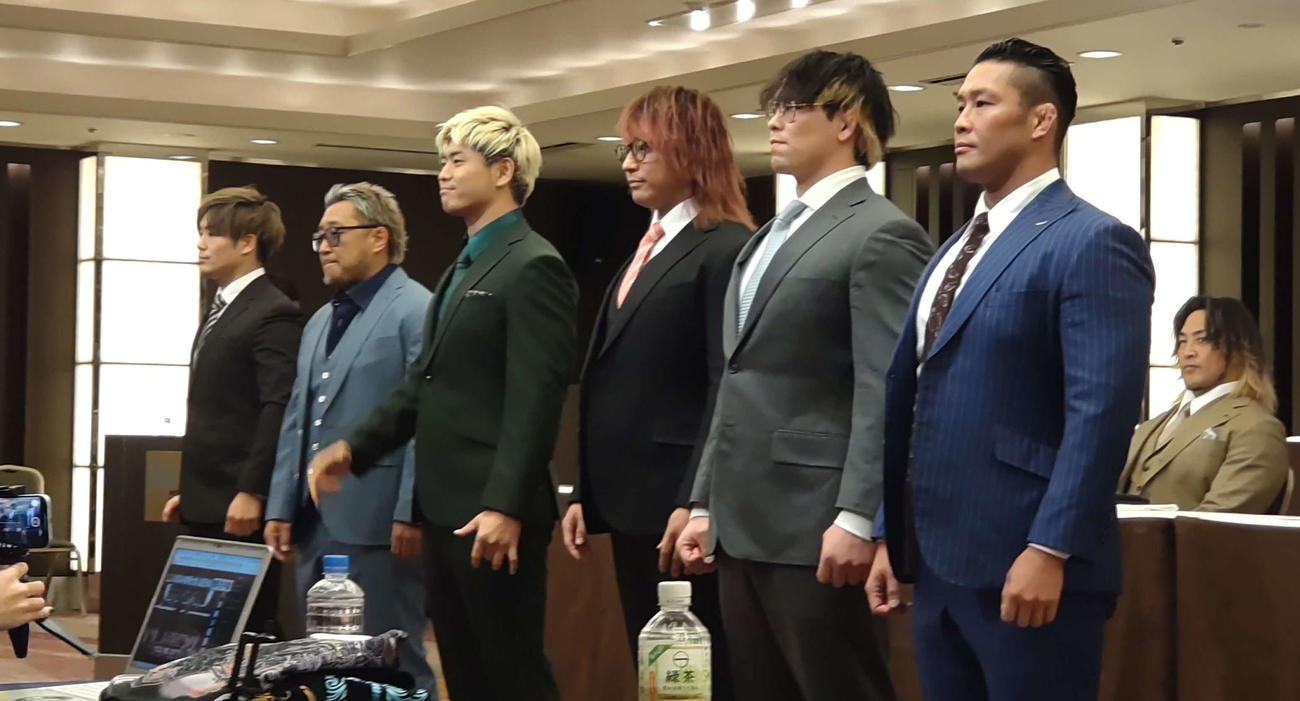 ノア1・2有明アリーナ大会でハウス・オブ・トーチャーと戦う（左から）宮脇純太、近藤修司、清宮海斗、海野翔太、大岩陵平、稲葉大樹