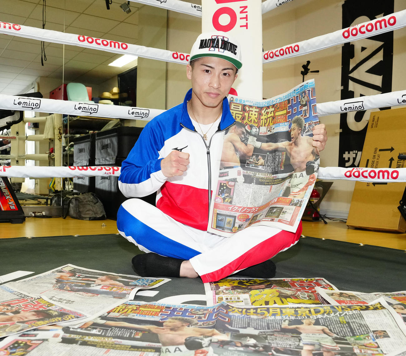 タパレスに勝利した4団体王座統一戦を報じた本紙を手にする井上（撮影・江口和貴）