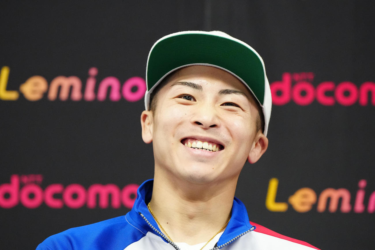 タパレス戦から一夜明け、取材に応じ笑顔を見せる井上（撮影・江口和貴）