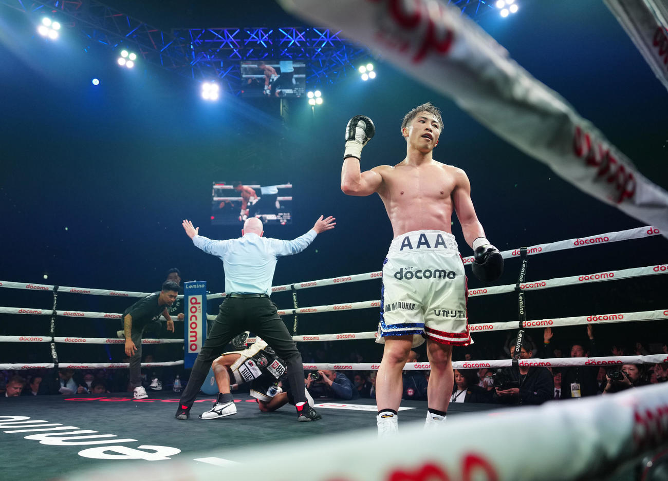 10回、タパレスにKO勝ちしガッツポーズを見せる井上（撮影・江口和貴）