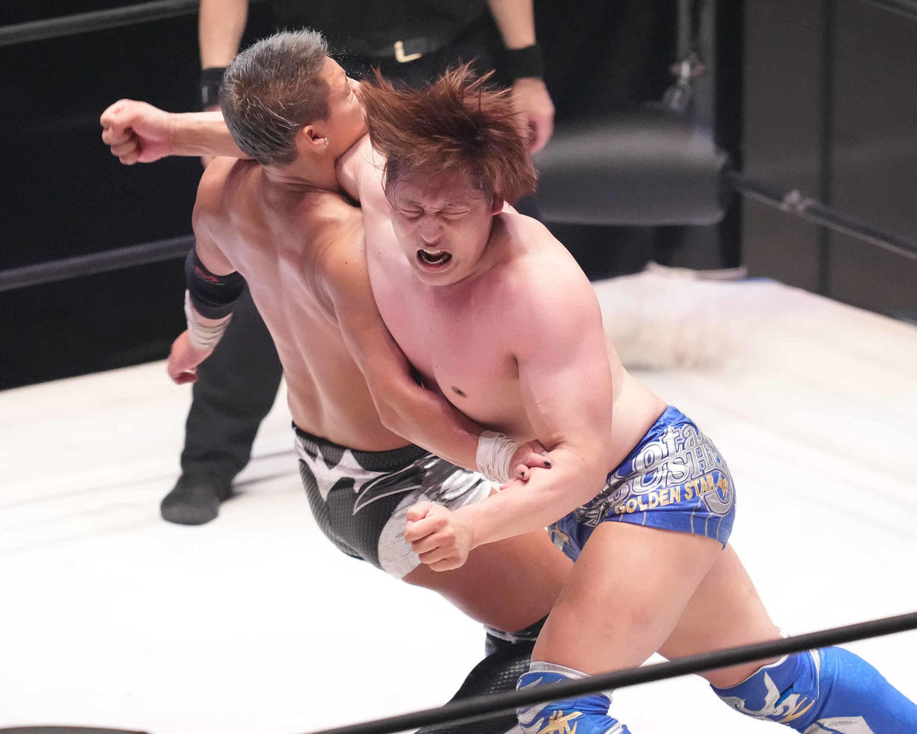 石田凱士（左）にラリアットを見舞う飯伏幸太（2023年8月4日撮影）