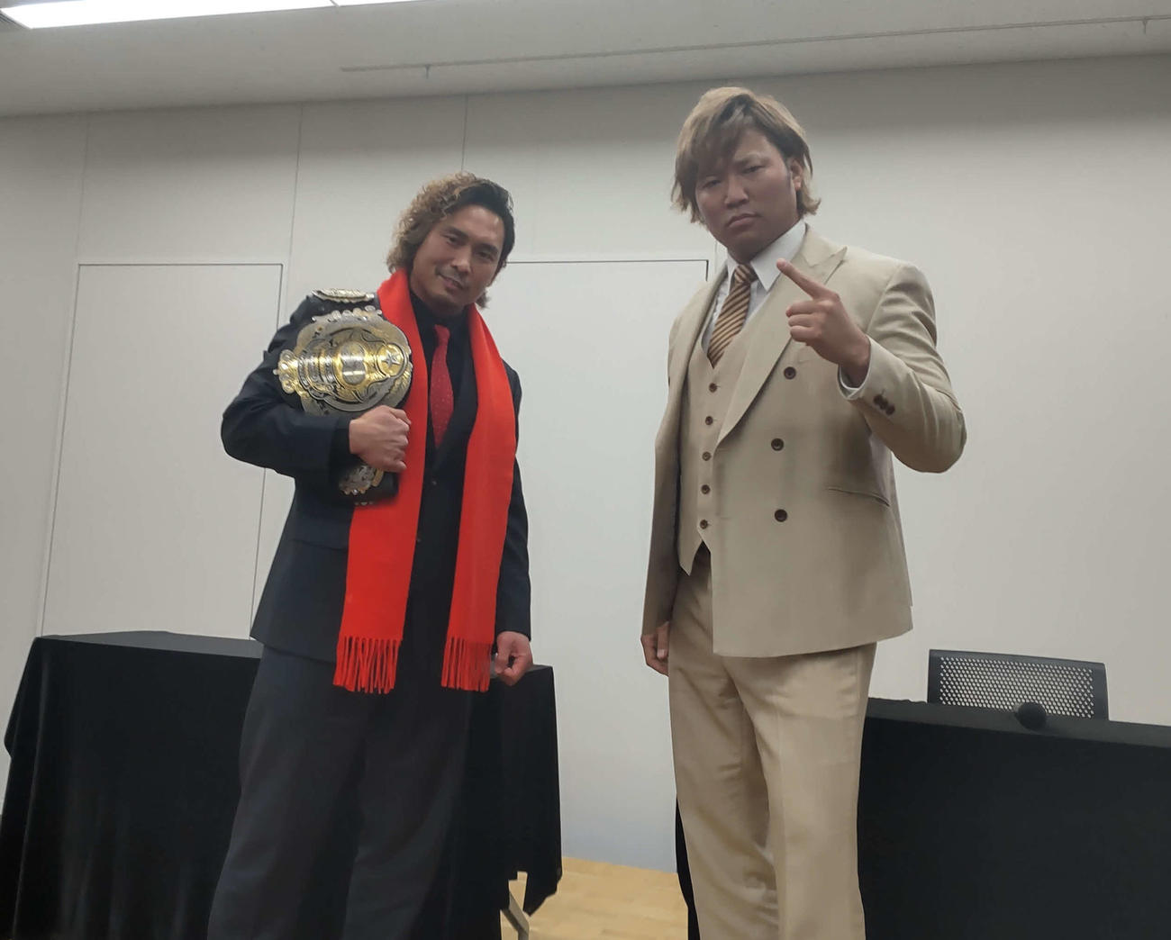 大みそかの三冠ヘビー級選手権試合で対戦する王者・中嶋勝彦と挑戦者・宮原健斗（右）