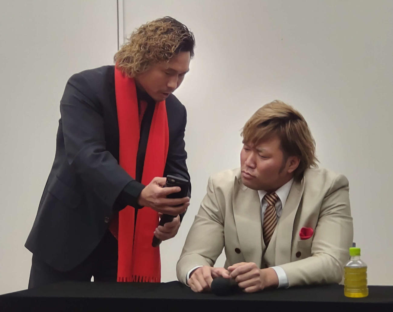 宮原に「これがボンバイエだ」とスマホの映像を見せる中嶋（左）