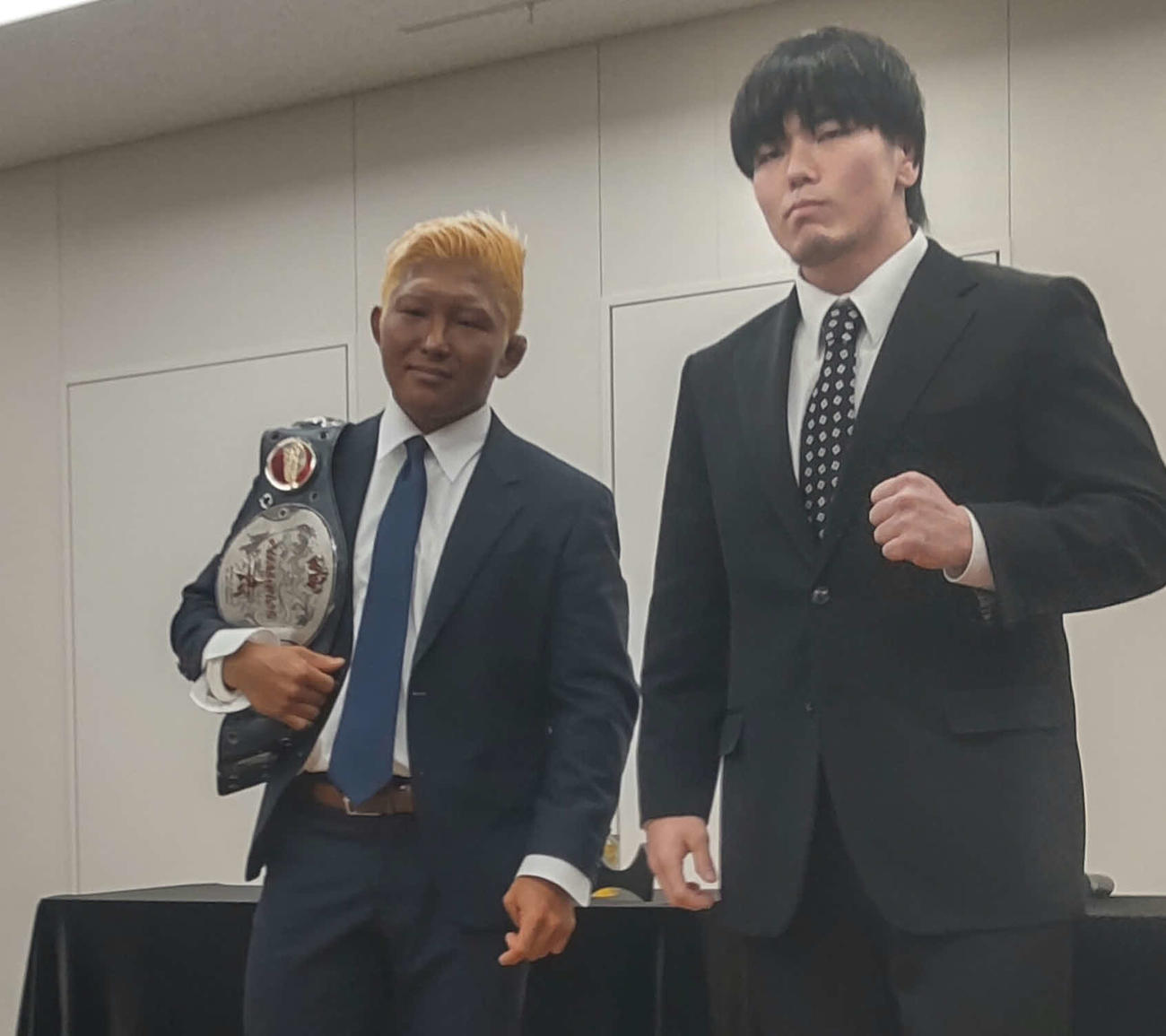 大みそかに世界ジュニアヘビー級選手権試合を戦う王者エル・リンダマンと挑戦者・田村男児（右）