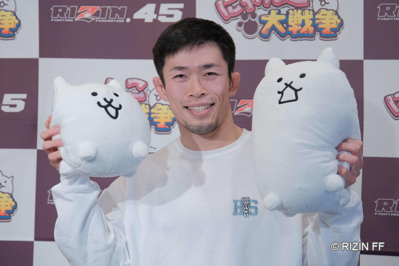 人形を持っておどける弥益ドミネーター聡志（写真提供・RIZIN）