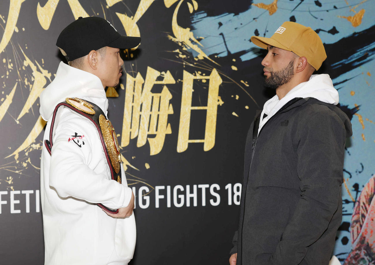 調印式を終えてフェイスオフするWBA世界スーパーフライ級王者井岡（左）と挑戦者ペレス（撮影・丹羽敏通）