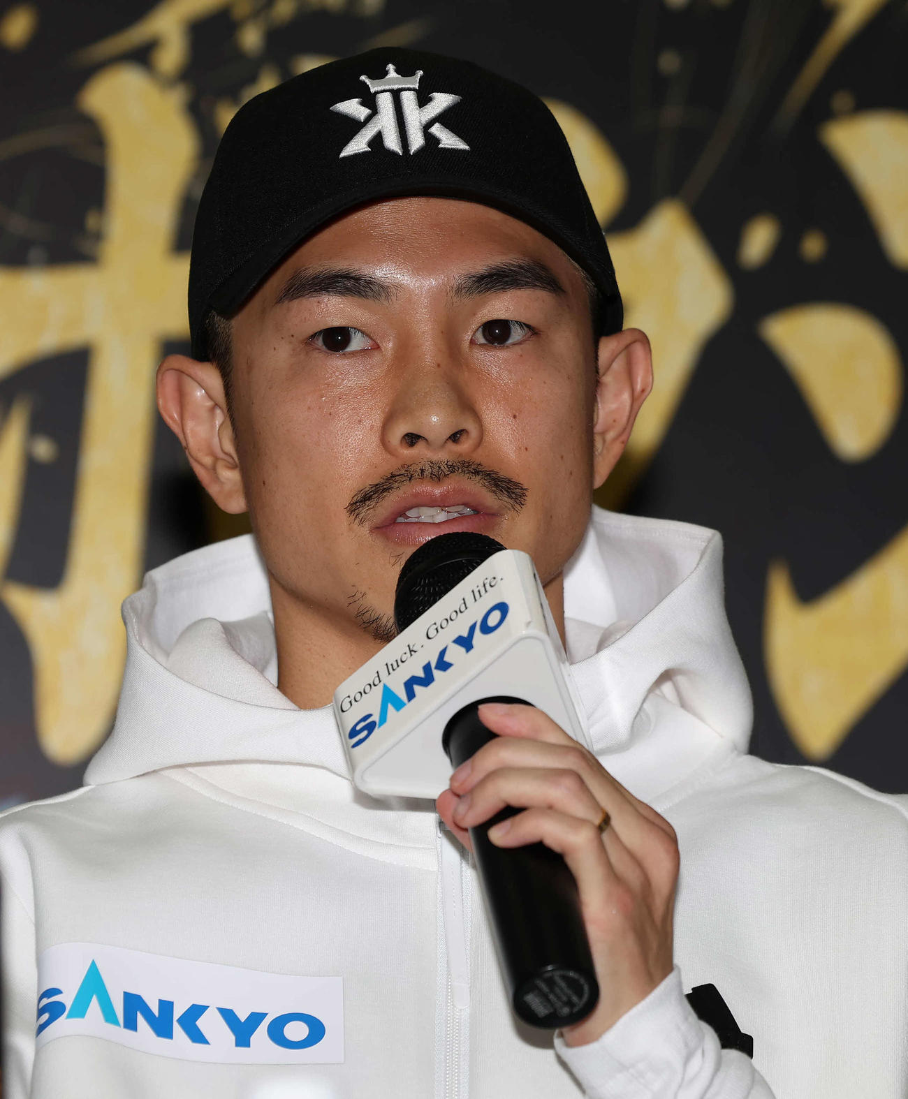 記者の質問に答える井岡（撮影・丹羽敏通）
