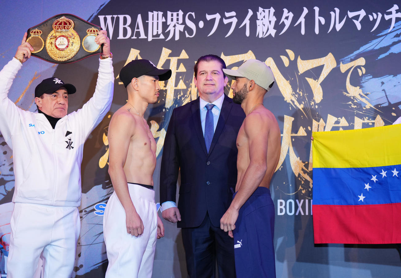 計量をパスし、挑戦者ペレス（右）とにらみ合うWBA世界スーパーフライ級王者井岡（撮影・菅敏）