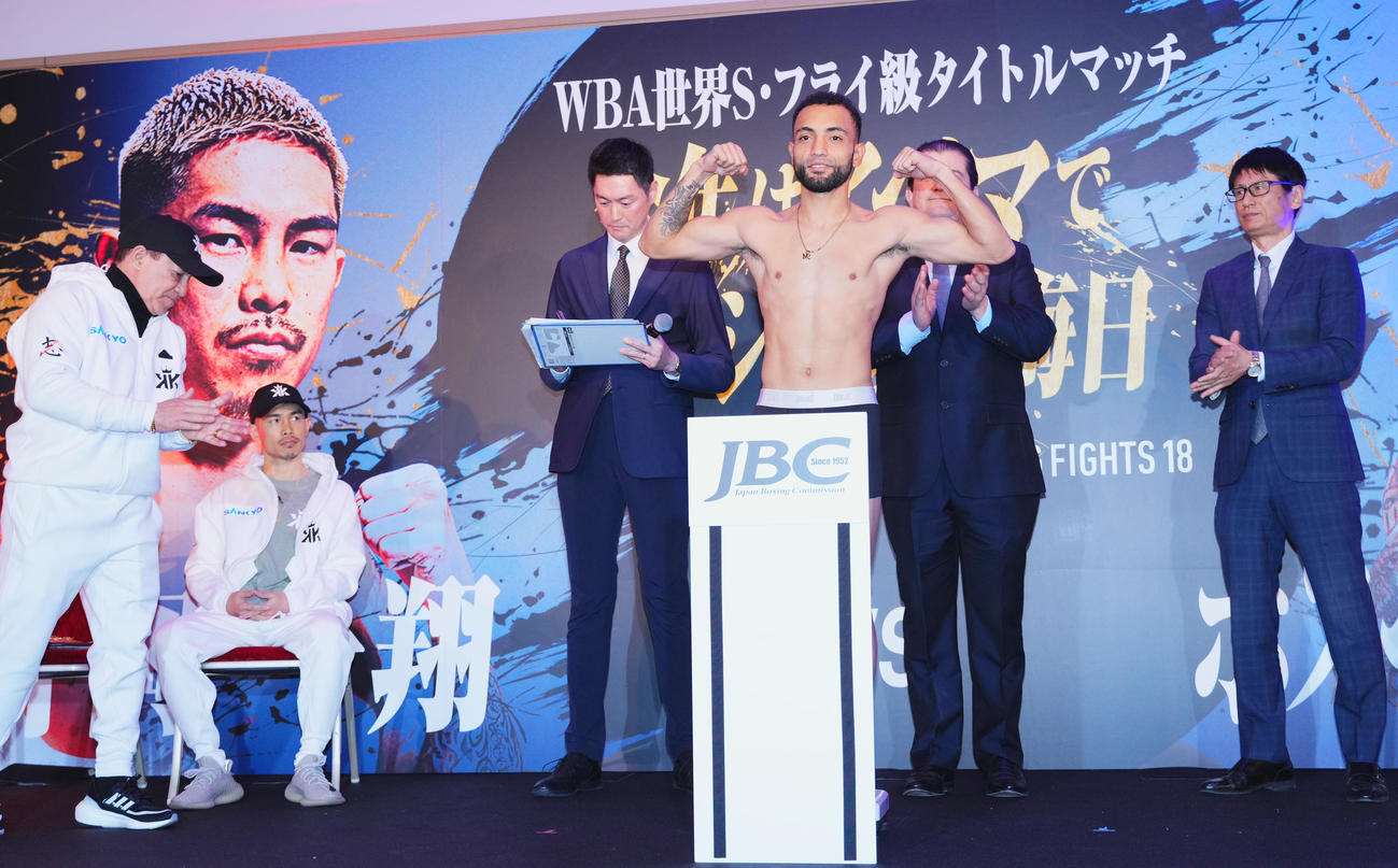 計量をパスし、ポーズをとる挑戦者ペレス。左から2人目はWBA世界スーパーフライ級王者井岡（撮影・菅敏）