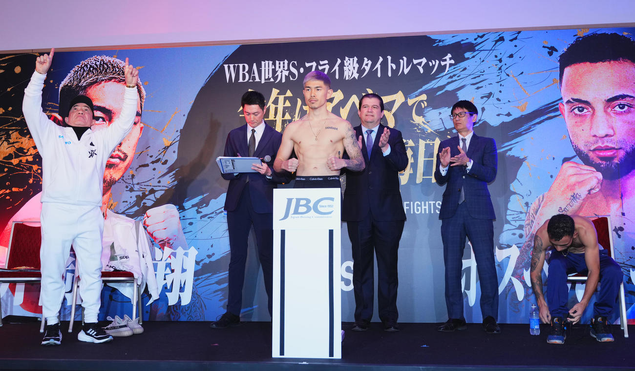 計量をパスし、ポーズをとるWBA世界スーパーフライ級王者井岡。右端は挑戦者ペレス（撮影・菅敏）