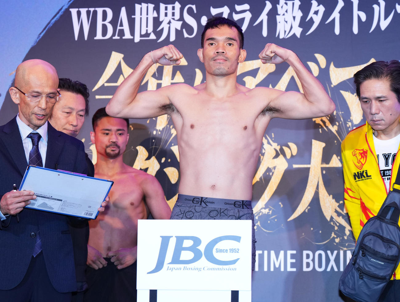 計量をパスし、ポーズをとるナワポン・カイカンハ。左から3人目は対戦者比嘉（撮影・菅敏）
