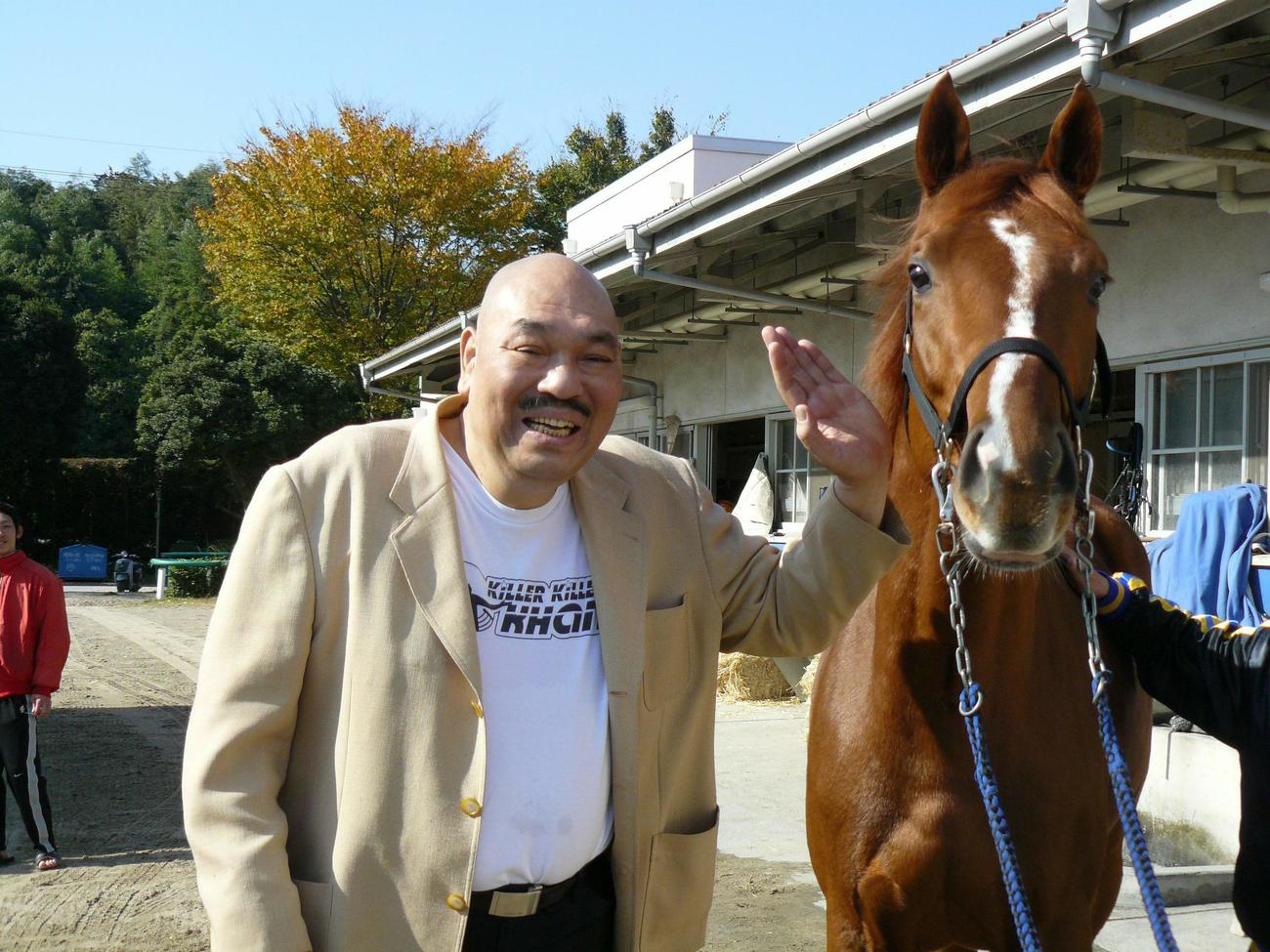 美浦調教　入厩した新馬キラーカンの激励に訪れたキラー・カーン（2007年12月撮影）