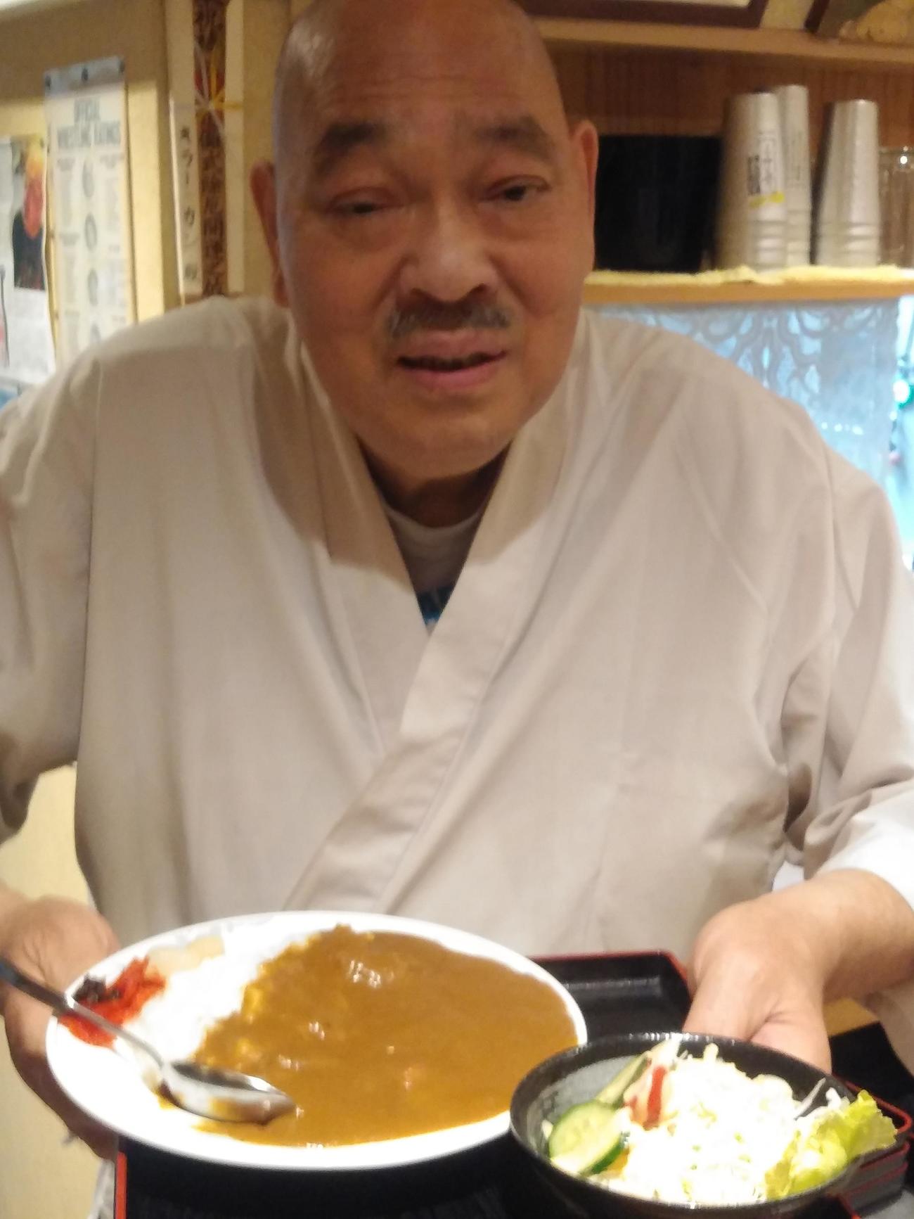 尾崎豊が大好物だったカレーライスを作るキラー・カーンこと小沢正志さん（2021年5月撮影）