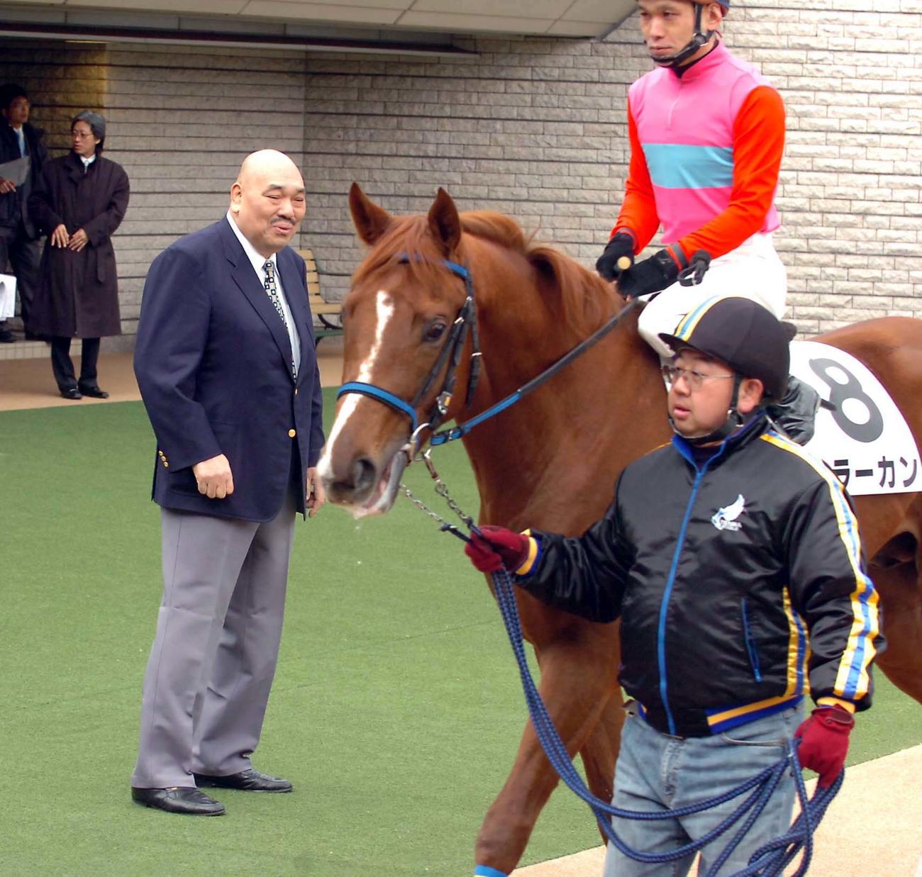 キラーカンと江田照男騎手を見送るキラー・カ−ンこと小沢正志氏（左）（2008年2月撮影）