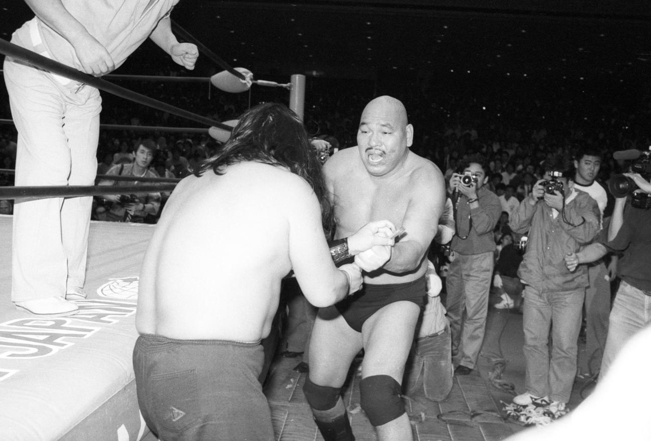 全日本プロレス両国大会　グレート・カブキ（手前）と場外乱闘するするキラー・カーン（1985年10月撮影）