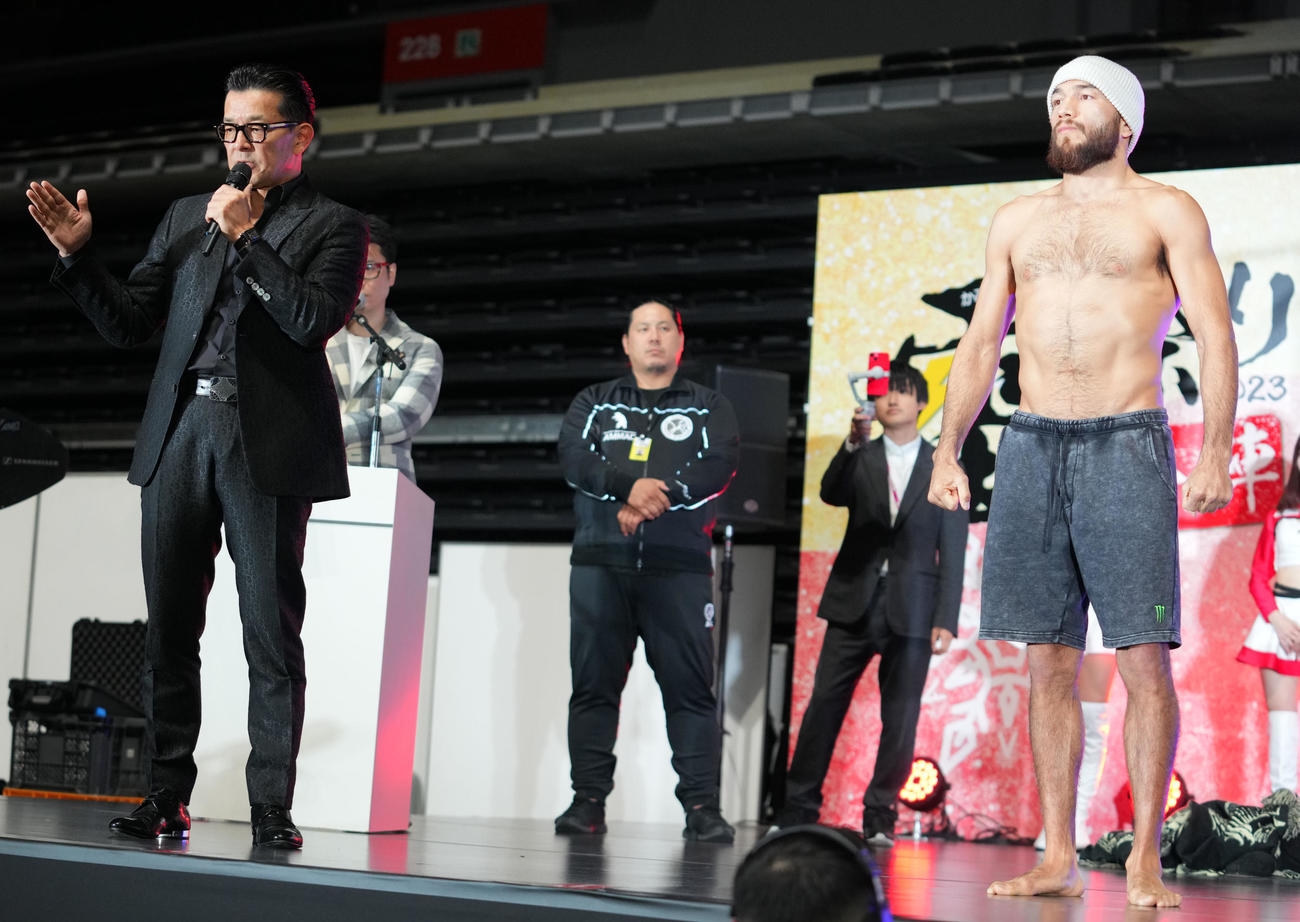 フアン・アーチュレッタ（右）が体重超過となり説明をする榊原信行CEO（撮影・横山健太）