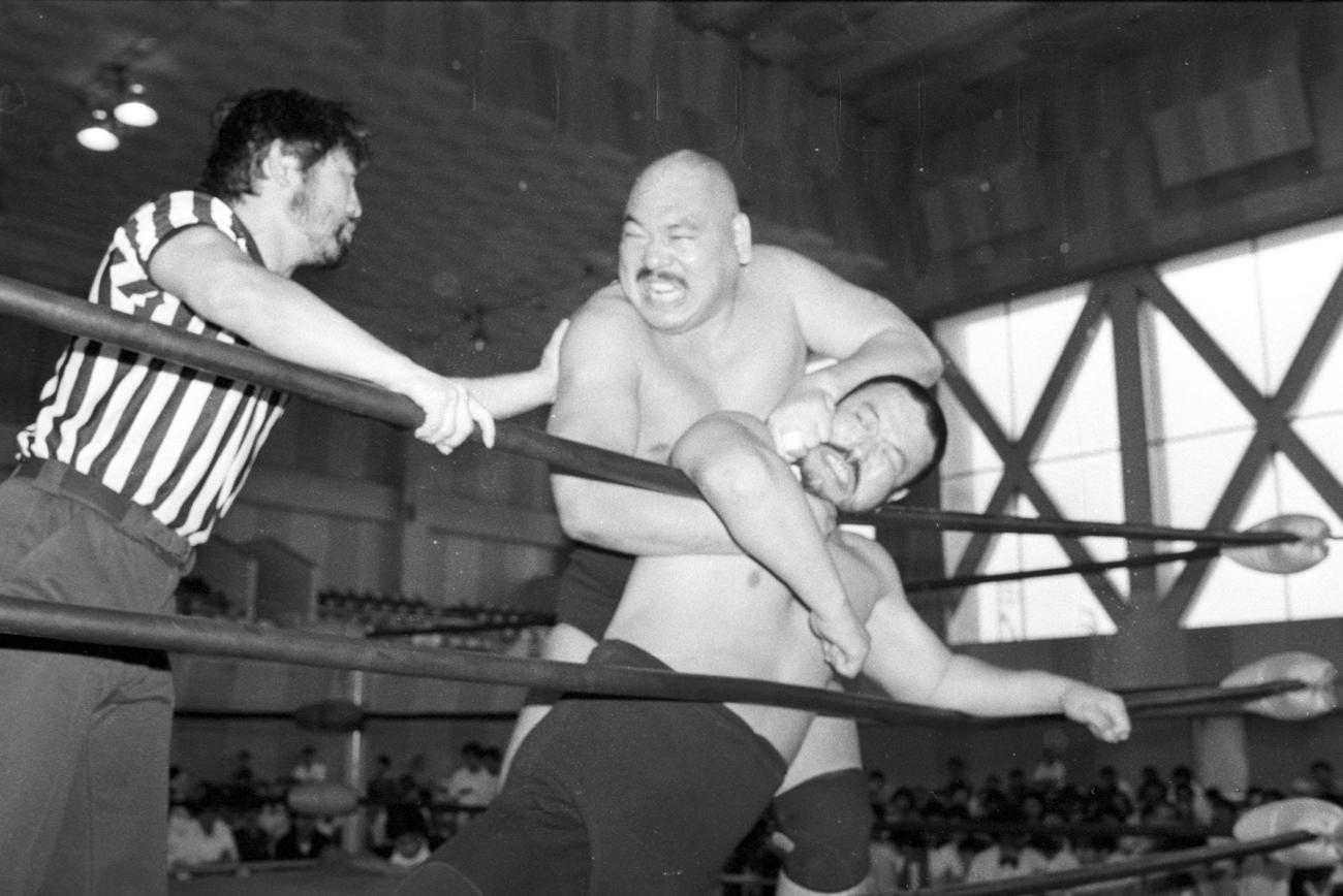 全日本プロレス長野県池田町ホール大会　タッグ戦でラッシャー木村（下）の首をロープで締めるキラー・カーンさん＝1985年7月7日