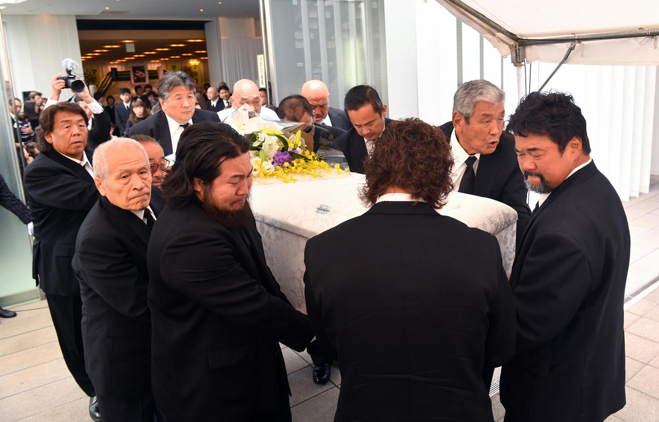 マサ斎藤さんの葬儀・告別式で棺を運ぶ、右端の佐々木健介から左回りで坂口征二新日本相談役、西村修、武藤敬司、蝶野正洋、キラー・カーンさん、前田日明、長州力（2018年7月撮影）